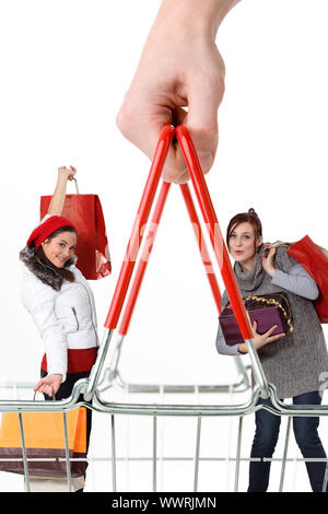 Zwei Frauen mit Einkaufstaschen hinter riesigen Korb Stockfoto