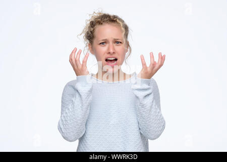 Hübsche, junge blonde Mädchen wütend und gereizt. Studio gedreht. Negativen Gesichts menschliche Emotion Stockfoto