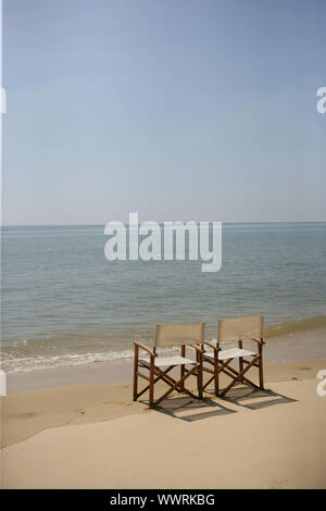 Zwei leere Stühle am Strand Stockfoto