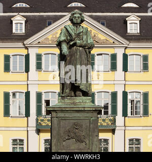 Beethoven Denkmal auf dem Münsterplatz vor General Post Office, Bonn, Deutschland Stockfoto