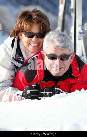Paar mittleren Alters, die Spaß auf ihren Skiurlaub Stockfoto
