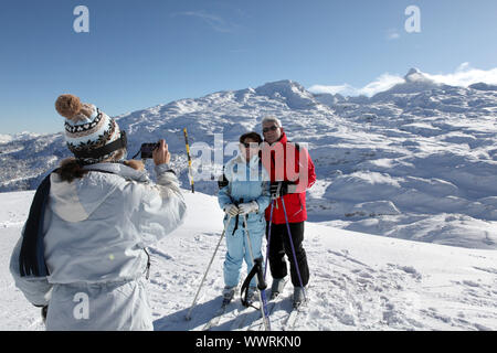 Skifahrer posiert mit der Berglandschaft Stockfoto