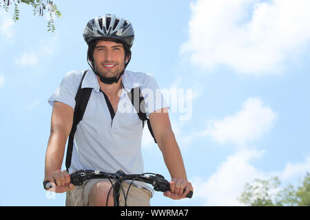 Radfahrer, die das Tragen eines Helmes Stockfoto