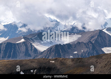 Berggipfeln verdeckt von Wolken im Kluane National Park, Yukon, Kanada Stockfoto