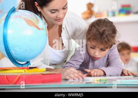Lehrer mit den Schülern in der Klasse Stockfoto