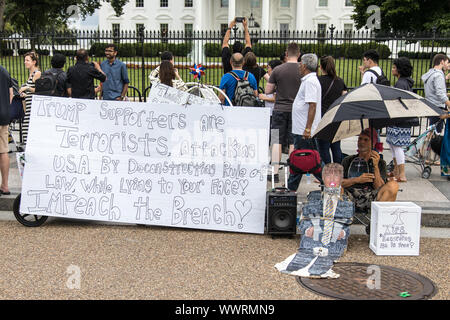 Washington DC, USA - 07. Juni 2019: Anti Trump Demonstrant vor dem Weißen Haus Stockfoto