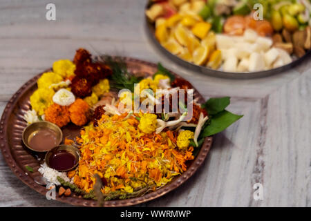 Platten oder thali voller Blumen und Früchte für indischen Stil hinduistische Puja Vorbereitungen für die Göttin Durga. Hintergrundbild für hinduistische Kultur mit Platz Stockfoto