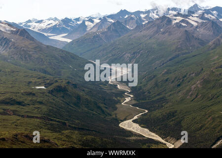 Gletscher und Fluß unter Felsite Höhepunkt im Kluane National Park, Yukon, Kanada Stockfoto