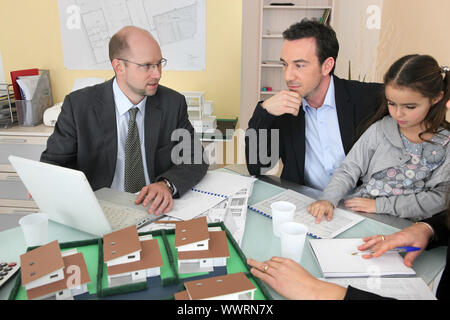 Architekt und Familie Hauspläne zu besprechen Stockfoto