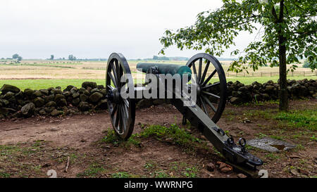 Ein Bürgerkrieg ära Cannon ist hinter einer Mauer aus Stein in Gettysburg, Pa-platziert Stockfoto