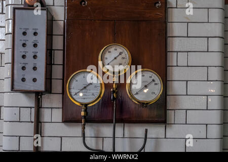 Verschiedene Manometer in den Maschinenraum der eine Mühle montiert Stockfoto