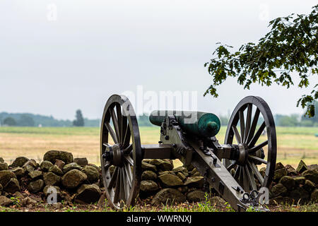 Ein Bürgerkrieg ära Cannon ist hinter einer Mauer aus Stein in Gettysburg, Pa-platziert Stockfoto