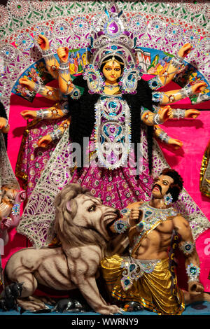 Durga Puja Idiol oder Abbildung in einem gegründeten barowari Puja pandal. Hintergrundbild für Durga Puja. Stockfoto