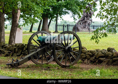 Ein Bürgerkrieg ära Cannon ist hinter einer Mauer aus Stein in Gettysburg, Pa-platziert Stockfoto