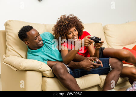 Schwarze Afrikanische amerikanische Paar Spaß spielen Videospiele Stockfoto