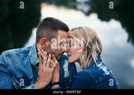 Junge Liebespaar küssend und genießen die Gesellschaft von jedem anderen im Freien. Liebe, Leidenschaft, dating Konzept Stockfoto