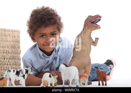 Kleiner Junge mit seinem Spielzeugtiere Stockfoto