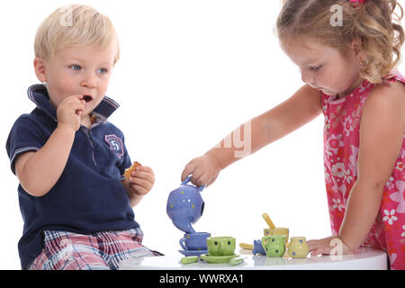 zwei Kinder spielen am Tee-Partys Stockfoto