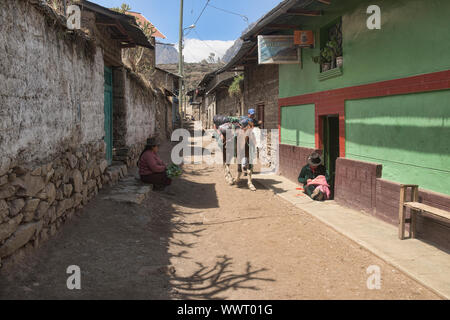 Ländliche Szene im Dorf Huayllapa in der Cordillera Huayhuash, Ancash, Peru Stockfoto