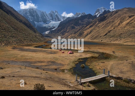 Incahuain Campingplatz an der Laguna Jahuacocha in der Cordillera Huayhuash, Ancash, Peru Stockfoto