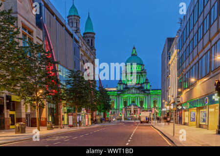 Der Belfast City Hall an der Donegall Square in Belfast, Nordirland in der Nacht Stockfoto