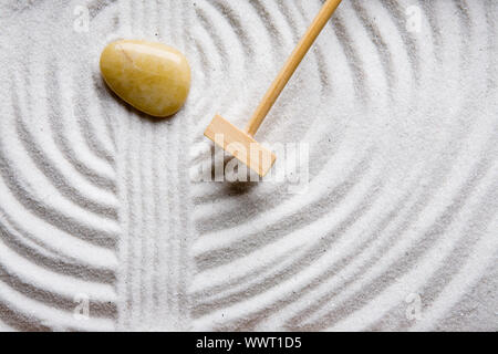 Ein Rake in einem Zen-Steingarten, Vorbereitung des Sands Stockfoto