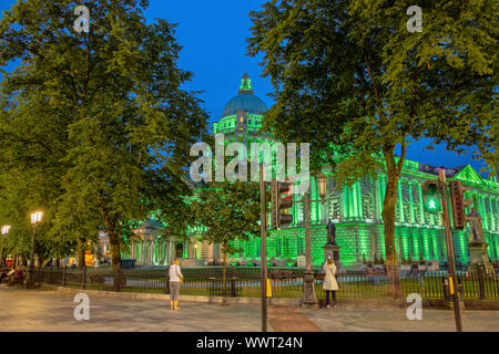 Der Belfast City Hall an der Donegall Square in Belfast, Nordirland in der Nacht Stockfoto