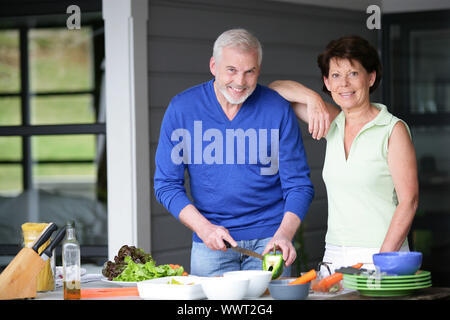 Paar mittleren Alters im freien gemeinsam kochen Stockfoto