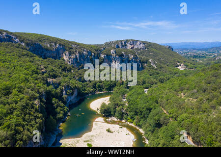 Luftaufnahme von Narural arch in Vallon Pont D'Arc, Ardèche Schlucht in Frankreich Stockfoto