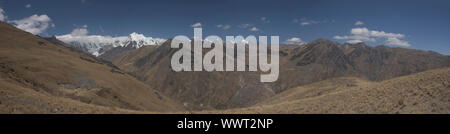 Panorama der Cordillera Huayhuash von Pampa Llamac, Ancash, Peru Stockfoto