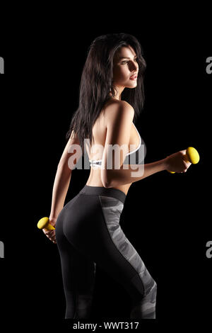 Portrait einer jungen brunette sportliche Fitness Frau mit hantel in der Hand Stockfoto