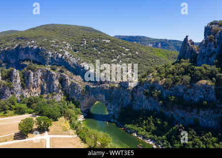 Luftaufnahme von Narural arch in Vallon Pont D'Arc, Ardèche Schlucht in Frankreich Stockfoto