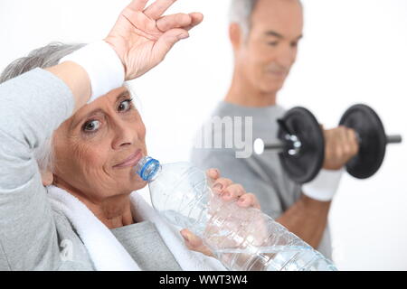 Ältere Frau Trinkwasser nach Fitness-Studio-session Stockfoto