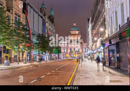 Der Belfast City Hall an der Donegall Square in Belfast, Nordirland in der Nacht Stockfoto