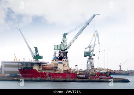 Ein großes altes Verkehrsmittel Schiff geladen. Stockfoto