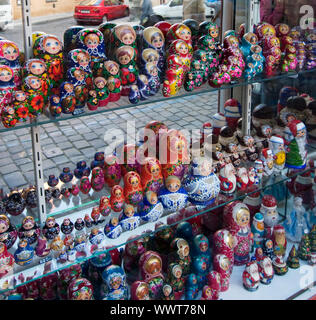 Russische Verschachtelung Puppen in einem Schaufenster. Stockfoto