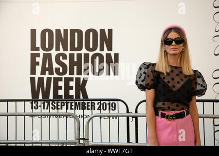 London, Großbritannien. 15. September 2019. London Fashion Week September 2019, zeigt das Beste der Britischen Designern und Modedesign. Credit: Joe Kuis/Alamy Nachrichten Stockfoto