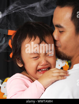 Vater Streicheln und trösten sich kurz von seinen weinenden Kind Stockfoto