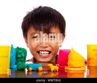 Junge mit großen Spaß, Dinge aus farbigem Teig Stockfoto