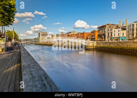 Ha'Penny Bridge über den Fluss Liffey in Dublin, Irland Stockfoto