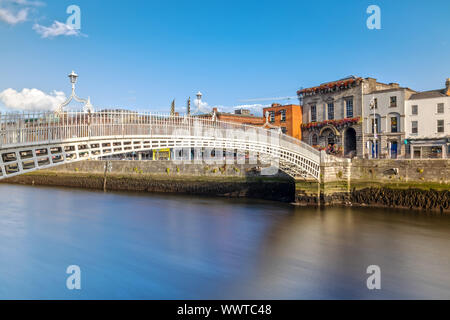 Ha'Penny Bridge über den Fluss Liffey in Dublin, Irland Stockfoto
