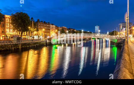 Ha'Penny Bridge über den Fluss Liffey in Dublin, Irland Stockfoto