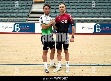 Mark Cavendish (links) und Owain Doull, während ein Fotoshooting bei Lee Valley Olympic VeloPark, Queen Elizabeth Park, London. Stockfoto