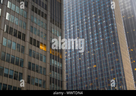 New York, USA - 10. Juni 2019: Gebäude in Manhattan im regnerischen nebligen Tag Stockfoto