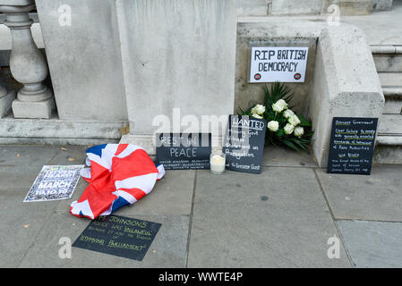 London, Großbritannien. 16. September 2019. Zeichen außerhalb Cabinet Office durch Anti-Brexit Demonstranten protestieren in Whitehall, am Tag vor dem Obersten Gerichtshof ist eine dreitägige Anhörung zu entscheiden, ob oder nicht die Entscheidung von Premierminister Boris Johnson Parlament ist rechtswidrig zu vertagen, um zu beginnen. Credit: Stephen Chung/Alamy leben Nachrichten Stockfoto