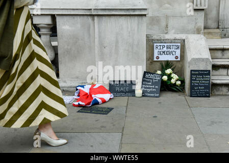 London, Großbritannien. 16. September 2019. Zeichen außerhalb Cabinet Office durch Anti-Brexit Demonstranten protestieren in Whitehall, am Tag vor dem Obersten Gerichtshof ist eine dreitägige Anhörung zu entscheiden, ob oder nicht die Entscheidung von Premierminister Boris Johnson Parlament ist rechtswidrig zu vertagen, um zu beginnen. Credit: Stephen Chung/Alamy leben Nachrichten Stockfoto