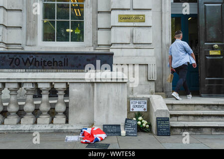 London, Großbritannien. 16. September 2019. Zeichen außerhalb Cabinet Office durch Anti-Brexit Demonstranten protestieren in Whitehall, am Tag vor dem Obersten Gerichtshof ist eine dreitägige Anhörung zu entscheiden, ob oder nicht die Entscheidung von Premierminister Boris Johnson Parlament ist rechtswidrig zu vertagen, um zu beginnen. Credit: Stephen Chung/Alamy leben Nachrichten Stockfoto