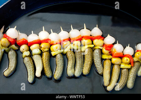 warme würzige Vorspeise im Stick mit Gurken-Oliven-Chili-Pfeffer und Zwiebeln Stockfoto