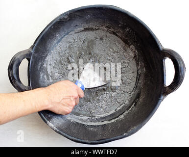 Zement Portland grauen Frischmörtel Mix mit Spatel Werkzeug im Eimer Stockfoto