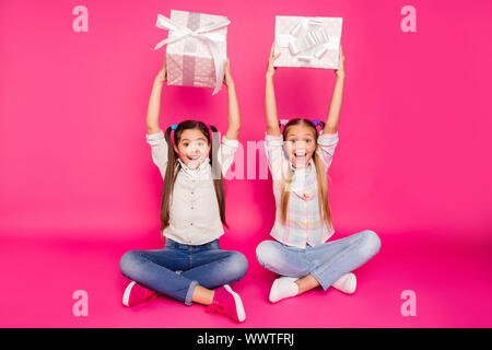 Nahaufnahme Foto zwei Leute wenig Alter sie ihre Mädchen halten Hände arme große Geschenkboxen Mama, Papa, Jahrestag sitzen Stock tragen lässige Jeans Denim kariert Stockfoto